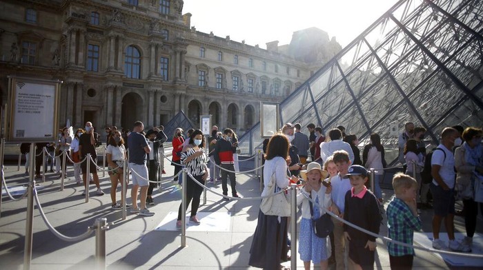 Museum Louvre di Kota Paris kembali dibuka untuk umum hari ini, Senin (6/7). Sejumlah wisatawan pun berdatangan untuk menikmati beragam karya seni di museum itu
