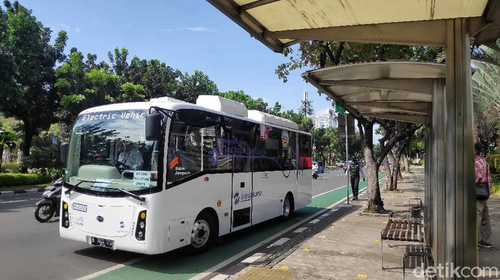 TransJakarta melakukan uji coba pengoperasian bus listrik selama tiga bulan ke depan. Bus listrik yang akan beroperasi ada 2 unit lho.