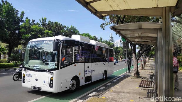 TransJakarta melakukan uji coba pengoperasian bus listrik selama tiga bulan ke depan. Bus listrik yang akan beroperasi ada 2 unit lho.