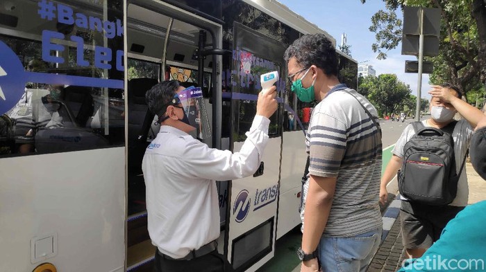 TransJakarta melakukan uji coba pengoperasian bus listrik selama tiga bulan ke depan. Bus listrik yang akan beroperasi ada 2 unit lho.