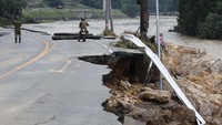 Banjir juga menyebabkan jalan raya terputus.