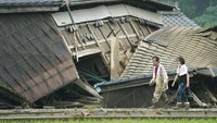 Banjir juga merusak rumah dan bangunan-bangunan lainnya.