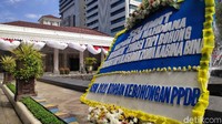Karangan bunga itu bertuliskan kekecewaan mengenai proses Penerimaan Peserta Didik Baru (PPDB) DKI 2020.