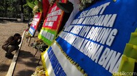 Pantauan detikcom di depan gedung Balai Kota, Jalan Medan Merdeka Selatan, Senin (6/7/2020), ada 8 karangan bunga bernada kekecewaan. Salah satunya bertulisan RIP Pendidikan Indonesia, dari anak-anak lulusan angkatan 2020 yang kecewa.