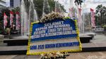 Ketika Kantor Anies Diserbu Karangan Bunga Tolak PPDB Batas Umur