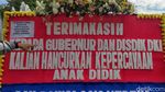 Ketika Kantor Anies Diserbu Karangan Bunga Tolak PPDB Batas Umur
