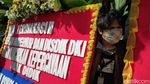 Ketika Kantor Anies Diserbu Karangan Bunga Tolak PPDB Batas Umur