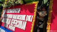 Para pengirim karangan bunga menilai tidak ada keadilan dalam PPDB DKI.