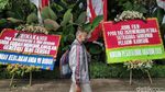 Ketika Kantor Anies Diserbu Karangan Bunga Tolak PPDB Batas Umur