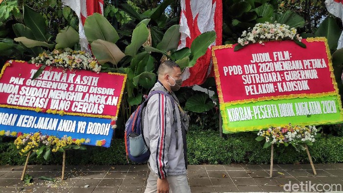 Sejumlah karangan bunga berjejer di depan Balai Kota DKI Jakarta. Karangan bunga itu bertuliskan kekecewaan mengenai Penerimaan Peserta Didik Baru (PPDB) DKI 2020.