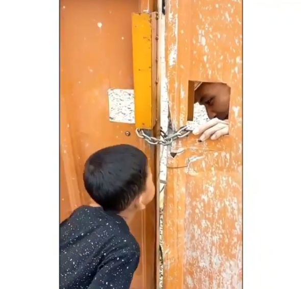 Kisah haru bocah kirim makanan untuk ayah yang terhalang pagar