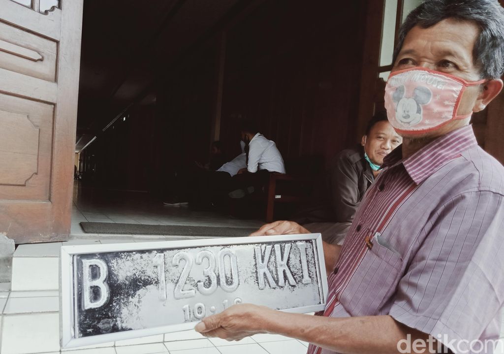 Kisah Kasmuri, 22 Tahun Jadi Pembuat Pelat Nomor Kendaraan Dinas Pejabat