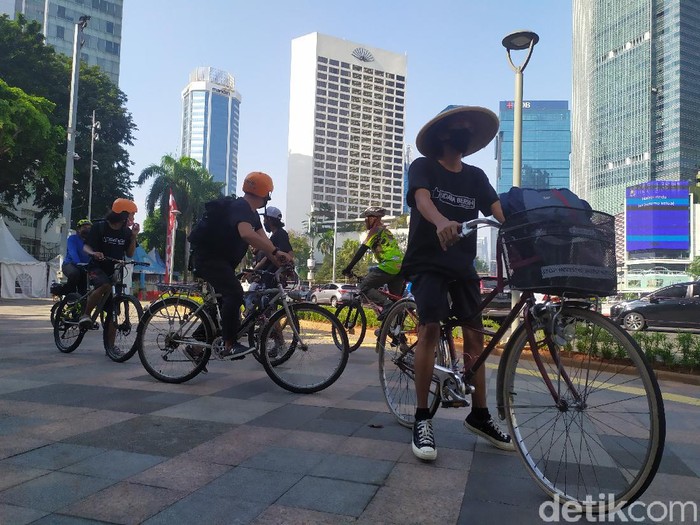 Koalisi Gerakan Ibu Kota hari menggelar aksi bersepeda dari Pos Polisi Bundaran HI ke Pengadilan Negeri Jakarta Pusat. Aksi ini dilakukan untuk memberi dukungan terhadap sidang gugatan warga negara (citizen lawsuit) atas polusi udara Jakarta.