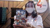 Seorang petugas menunjukkan TapCash edisi khusus Kearifan Lokal pada Show Case Cinta Produk Nusantara di Lobby Grha BNI, Jakarta, Senin (6/7/2020). Istimewa/Dok. BNI.