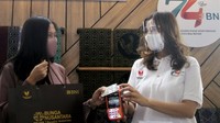 Diketahui, menapaki usia 74 tahun, BNI berkomitmen mendukung Gerakan Nasional Bangga Buatan Indonesia dengan mendorong UMKM agar semakin mahir berdigital dan Go Online. Salah satunya ditunjukkan dengan digitalisasi UMKM penghasil kain langka, agar mencapai pasar yang semakin luas. Direktur Bisnis UMKM BNI Tambok P Setyawati mengungkapkan, dengan adanya situs digital seperti www.bunganusantara.id, siapapun dapat membeli kain-kain bernilai tinggi seperti Wastra 7 Pulau secara online.  Istimewa/Dok. BNI.