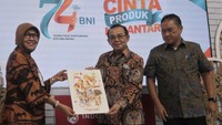 Direktur Bisnis Konsumer BNI Corina Leyla Karnalies (kiri) menyerahkan secara simbolis mock-up TapCash edisi khusus Kearifan Lokal kepada Marketing Promotion Executive Director Indomaret Bastari Akmal (tengah) dan Marketing Director Indomaret Wiwiek Yusuf (kanan) pada Show Case Cinta Produk Nusantara di Lobby Grha BNI, Jakarta, Senin (6/7/2020). Kini TapCash bisa didapatkan di outlet Indomaret di seluruh Indonesia. Istimewa/Dok. BNI.
