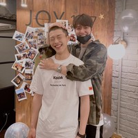 Woo Do Hwan diketahui akan segera wamil. Sebelum menjalani kewajibannya sebagai pria Korea, orang-orang terdekat melepas Do Hwan dengan membuatkan perayaan kecil yang dihadiri oleh Lee Min Ho. Foto: Instagram