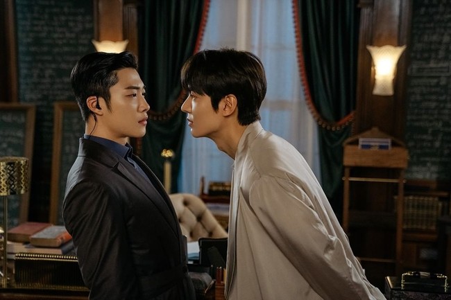 Sebagai salam perpisahannya dalam foto tersebut Lee Min Ho menulis, Young, aku harap kamu bisa jadi penembak yang lebih baik di medan,. Sedangkan Do Hwan menuliskan, Yang Mulia, Raja Lee Gon: Aku akan pergi dan kembali, Yang Mulia, Foto: Instagram