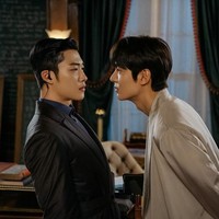 Sebagai salam perpisahannya dalam foto tersebut Lee Min Ho menulis, Young, aku harap kamu bisa jadi penembak yang lebih baik di medan,. Sedangkan Do Hwan menuliskan, Yang Mulia, Raja Lee Gon: Aku akan pergi dan kembali, Yang Mulia, Foto: Instagram