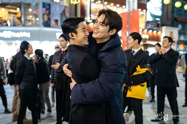 Lee Min Ho dan Woo Do Hwan dipertemukan dalam drama populer The King: Eternal Monarch yang tayang di SBS dan Netflix. Keduanya berperan sebagai Lee Gon dan Jo Young yakni raja dan pengawal di negara Corea. Foto: Instagram