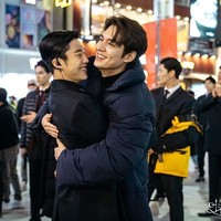 Lee Min Ho dan Woo Do Hwan dipertemukan dalam drama populer The King: Eternal Monarch yang tayang di SBS dan Netflix. Keduanya berperan sebagai Lee Gon dan Jo Young yakni raja dan pengawal di negara Corea. Foto: Instagram