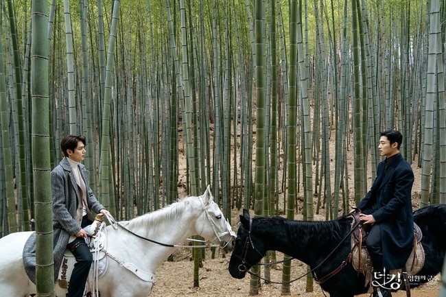 Dalam drama, karakter keduanya diceritakan dekat sejak kecil. Setelah selesai syuting drama, tampaknya Lee Min Ho dan Woo Do Hwan jadi akrab. Hal tersebut sebelumnya terlihat dalam sejumlah video-video di balik layar. Foto: Instagram