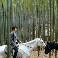 Dalam drama, karakter keduanya diceritakan dekat sejak kecil. Setelah selesai syuting drama, tampaknya Lee Min Ho dan Woo Do Hwan jadi akrab. Hal tersebut sebelumnya terlihat dalam sejumlah video-video di balik layar. Foto: Instagram