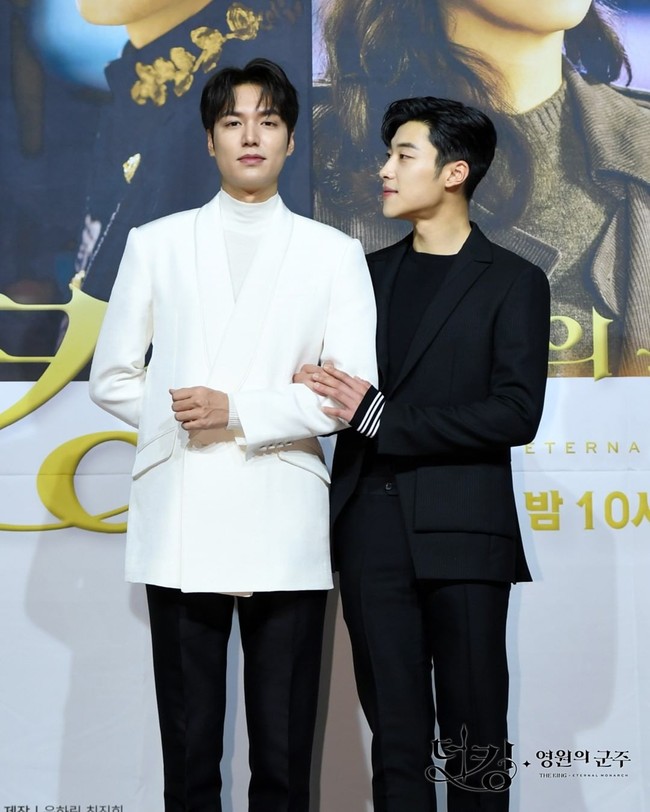 Kedua aktor yang terpaut usia lima tahun itu pun membius para penonton wanita wajah tampan mereka. Foto: Instagram