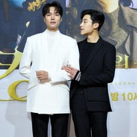 Kedua aktor yang terpaut usia lima tahun itu pun membius para penonton wanita wajah tampan mereka. Foto: Instagram