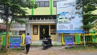 Pihak sekolah SMP swasta tersebut mengatakan kekurangan siswa akibat semakin banyaknya lembaga penyelenggara pendidikan meskipun sekolah itu memberikan fasilitas seragam dan SPP gratis dan jumlah murid saat ini hanya 22 orang untuk kelas 8 dan 9 sedangkan kelas 7 masih kosong atau belum ada pendaftar meskipun Penerimaan Peserta Didik Baru (PPDB) sekolah negeri sudah ditutup.