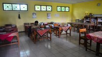 Suasana ruang pendaftaran Sekolah Menengah Pertama (SMP) PGRI Jekulo di Desa Jekulo, Kudus, Jawa Tengah, Senin (6/7/2020).