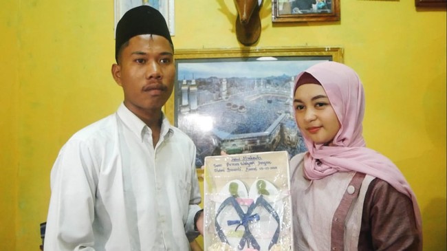 Yudi Anggata dan Helmi Sumiati pernah menjadi sorotan publik karena menikah dengan mahar sandal jepit. Helmi yang berprofesi sebagai model itu hanya meminta sandal jepit dan air putih untuk mahar pernikahannya dengan sang suami Yudi. Bismillah Yudi aku kawinkan kamu dengan Helmi mas kawin sandal jepit sepasang dengan air segelas, demikian kata penghulu. Yudi pun membalas, Aku terima kawin Helmi mas kawin sandal jepit sepasang dan air segelas dibayar tunai, ucap Yudi. Foto: dok. warga Lombok.