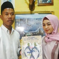 Yudi Anggata dan Helmi Sumiati pernah menjadi sorotan publik karena menikah dengan mahar sandal jepit. Helmi yang berprofesi sebagai model itu hanya meminta sandal jepit dan air putih untuk mahar pernikahannya dengan sang suami Yudi. Bismillah Yudi aku kawinkan kamu dengan Helmi mas kawin sandal jepit sepasang dengan air segelas, demikian kata penghulu. Yudi pun membalas, Aku terima kawin Helmi mas kawin sandal jepit sepasang dan air segelas dibayar tunai, ucap Yudi. Foto: dok. warga Lombok.