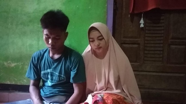 Mengenai mahar pernikahan yang sederhana, Yudi mengaku dia hanya melakukan permintaan Helmi. Katanya, mahar tersebut murni permintaan dari sang istri dan tak ada paksaan. Sandal jepit dibeli harga Rp 10.000. Ya saya merasa lucu, nggak nyangka bakalan ditagih mahar hanya sandal jepit dan merasa bahagia, bangga karena istri mau mengerti dengan ekonomi aku saat ini. Mahar sandal jepit itu untuk salat kata istri, ujar Yudi. Foto: dok. warga Lombok.