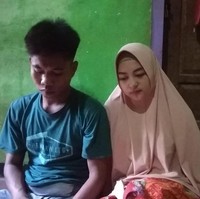 Mengenai mahar pernikahan yang sederhana, Yudi mengaku dia hanya melakukan permintaan Helmi. Katanya, mahar tersebut murni permintaan dari sang istri dan tak ada paksaan. Sandal jepit dibeli harga Rp 10.000. Ya saya merasa lucu, nggak nyangka bakalan ditagih mahar hanya sandal jepit dan merasa bahagia, bangga karena istri mau mengerti dengan ekonomi aku saat ini. Mahar sandal jepit itu untuk salat kata istri, ujar Yudi. Foto: dok. warga Lombok.