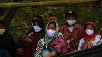 Perayaan Yadnya Kasada merupakan bentuk ungkapan syukur masyarakat Suku Tengger dengan melarung sesaji berupa hasil bumi dan ternak ke kawah Gunung Bromo. ANTARA FOTO/Zabur Karuru