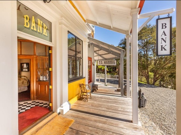 Semua yang pernah Anda tonton mengenai kota Wild West tersedia di sini latarnya, bahkan lebih bagus karena tak terlalu gersang. Mellonsfolly Ranch juga memiliki tempat biliar, pintu ayun, dinding kayu dan perapian, juga ada beberapa eksterior kuno yang menawan. Semua yang pernah Anda tonton mengenai kota Wild West tersedia di sini latarnya, bahkan lebih bagus karena tak terlalu gersang. Mellonsfolly Ranch juga memiliki tempat biliar, pintu ayun, dinding kayu dan perapian, juga ada beberapa eksterior kuno yang menawan.