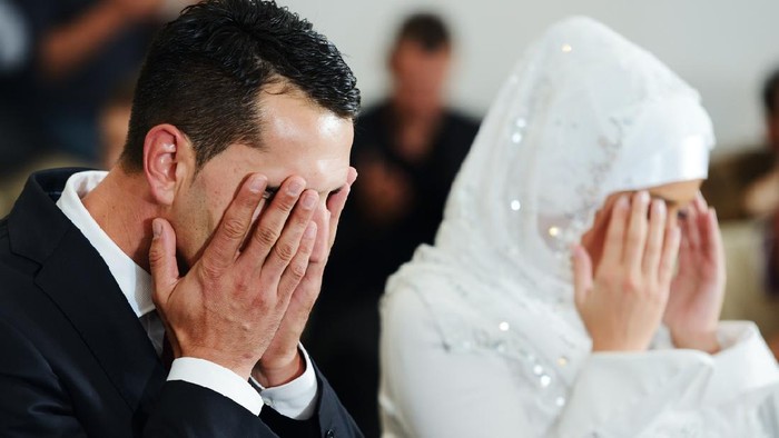 menikah Muslim bride and groom at the mosque during a wedding ceremony