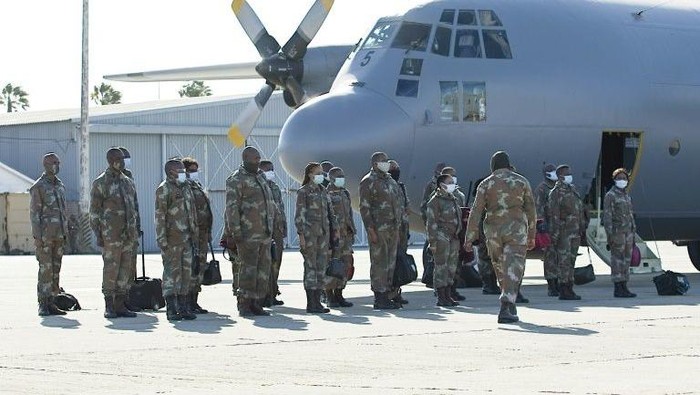 Militer Afrika Selatan diterjunkan untuk membantu melawan Corona (AFP Photo/ Michael Sheehan)
