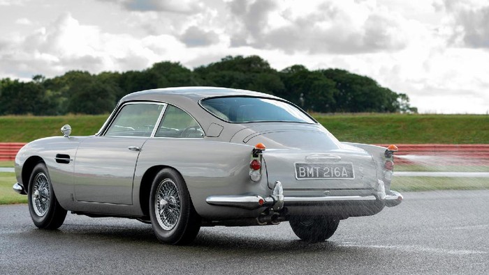 Mobil James Bond Aston Martin membuat 25 replika mobil James Bond untuk dijual