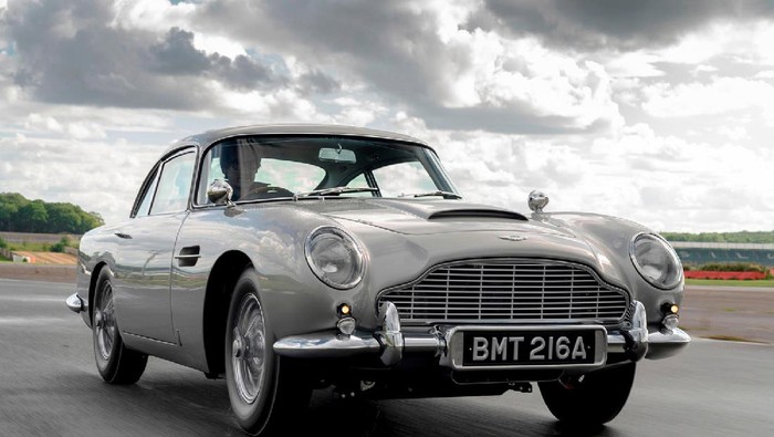 Aston Martin membuat 25 replika mobil James Bond untuk dijual