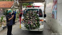 Sebelum dimakamkan ke tempat peristirahaatan yang terakhir, almarhum mendapat penghormatan terakhir dari rekan seprofesinya di FK Unair. Dirut RSU dr Soetomo Dr dr Joni Wahyuhadi SpBS (K), Ketua IDI Surabaya Brahmana Askandar hingga Ketua Senat Akademik Unair juga hadir dalam penghormatan terakhir jenazah dimakamkan di kampung halaman Sidoarjo.