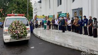Almarhum sebelumnya dirawat lebih dari dua pekan. Brahmana mengatakan, dr Putri menjalani perawatan sejak pertengahan Juni lalu. Diketahui, dr Putri merupakan keponakan dari almarhum dr Arief Basuki SpAn yang juga meninggal pada 30 Juni karena terpapar COVID-19. Bahkan, kedua dokter yang memiliki jasa besar ini dirawat dan meninggal di RS sama (RSU dr Soetomo).