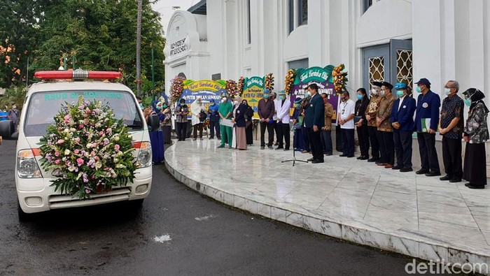Dokter PPDS FK Unair yang bertugas di RSU dr Soetomo meninggal dunia. Dr Putri Wulan Sukmawati diketahui meninggal terpapar COVID-19.
