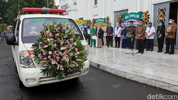 Momen Pelepasan Jenazah Dokter PPDS yang Gugur Terpapar Corona Dokter PPDS FK Unair yang bertugas di RSU dr Soetomo meninggal dunia. Dr Putri Wulan Sukmawati diketahui meninggal terpapar COVID-19.