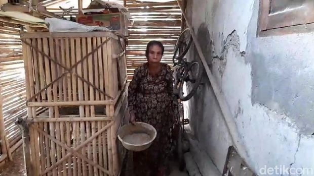 Niti (52) yang hidup di kandang bebek-ayam di Brebes, Senin (6/7/2020).