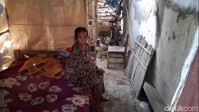 Niti (52) yang hidup di kandang bebek-ayam di Brebes, Senin (6/7/2020).
