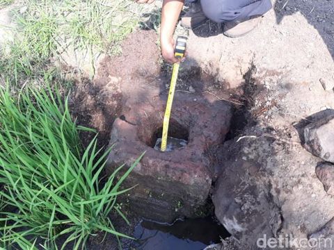 Selain susunan bata kuno di Desa Dhompo, Kecamatan Kraton, Kabupaten Pasuruan, sejumlah objek diduga cagar budaya (ODCB) juga ditemukan di lokasi lain. Yakni objek mirip lingga-yoni.