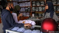 Hal tersebut, juga dirasakan oleh pedagang lannya Dilla Purnama. Meski sepi, ia berujar ada saja pembeli walau belum ada peningkatan signifikan.