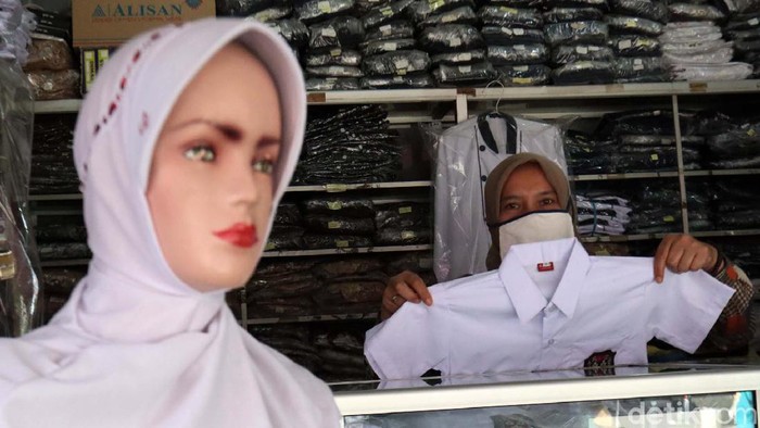 Penjualan seragam sekolah si masa pandemi COVID-19 menurun drastis. Hal itu dirasakan oleh pedagang di Jalan Kosambi, Kota Bandung.